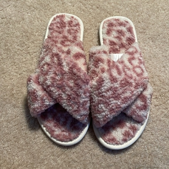 l*Space Kosy Kat Power Pink White Cheetah Print Crossover Slippers - Picture 4 of 7